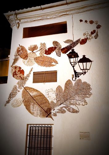 gallery 49. Dibujando el otoño en el aire y Tres proyectos de escultura pública 02.Fachada nocturno