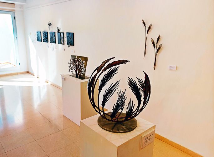 gallery 49. Dibujando el otoño en el aire y Tres proyectos de escultura pública 05.Espigas y paneles