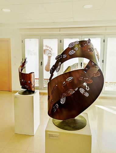 gallery 49. Dibujando el otoño en el aire y Tres proyectos de escultura pública 07.Huellas