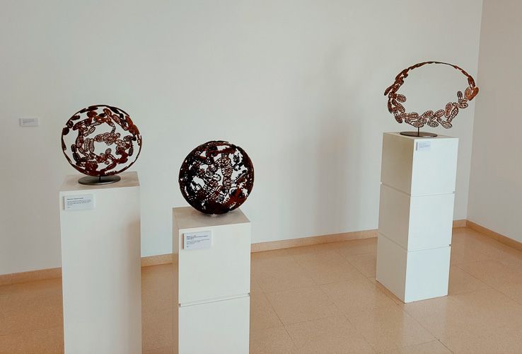 gallery 49. Dibujando el otoño en el aire y Tres proyectos de escultura pública 08.Huellas