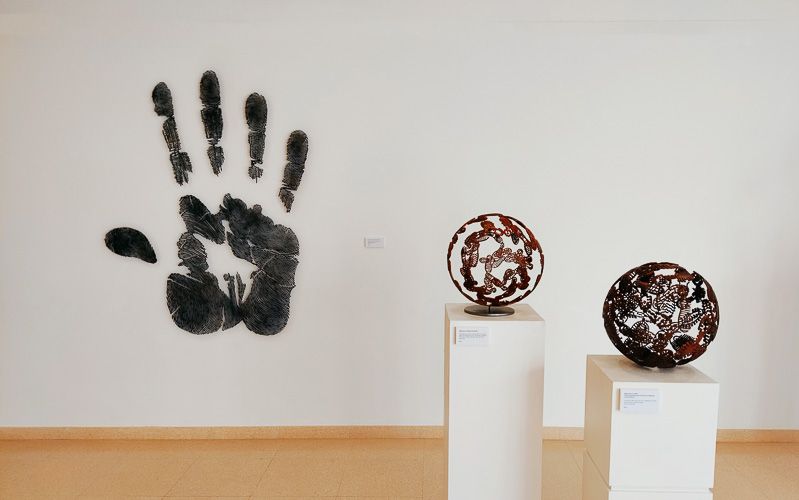 gallery 49. Dibujando el otoño en el aire y Tres proyectos de escultura pública 09.Mano